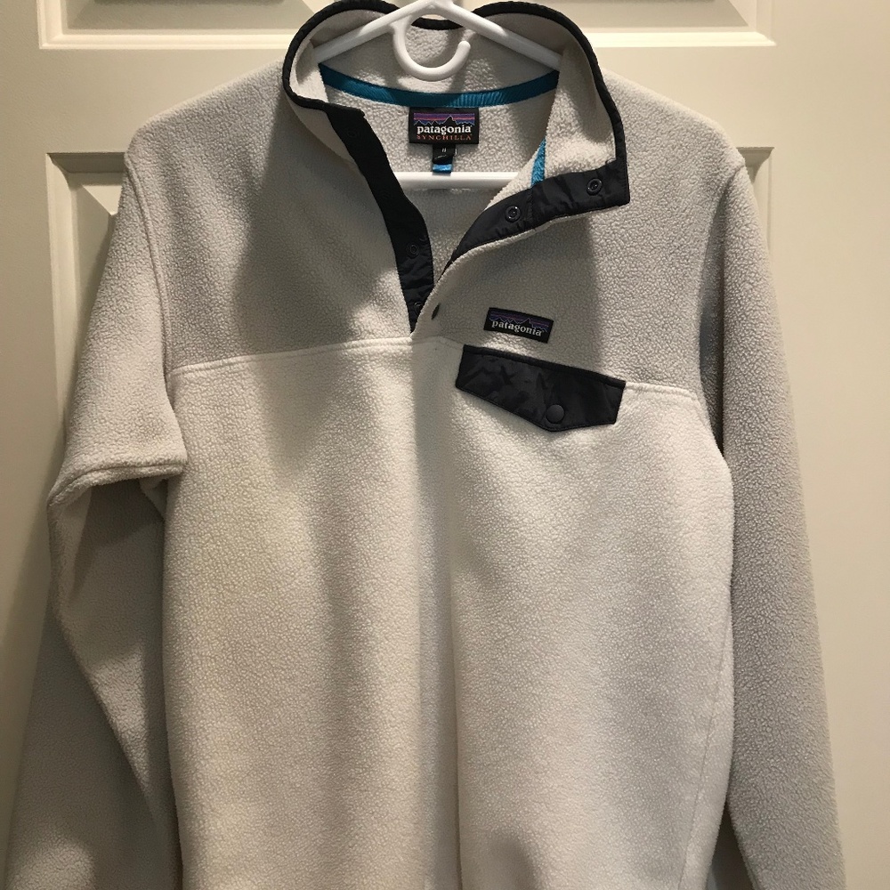 LIGHTWEIGHT SYNCHILLA PATAGONIA SNAP -T FLEECE, MEDIUM, IVORY/GREY